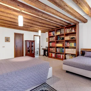 https://ca-serenissima.hotelinveneto.com